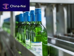 Automatic labeling machine for bottlessidefor the beverage industry