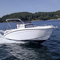 Outboard deck boat 690 Ventura CCopencenter console8-person max.