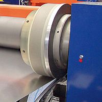 Automatic edge-trimming machine for sheet metal