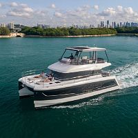 Catamaran express cruiser MY5inboardtwin-engineflybridge