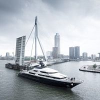 Cruising mega-yacht H3raised pilothouse
