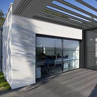 Glass conservatory EXTENS'Kaluminumwith integrated roller shutterwith sliding door