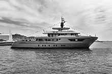 Expedition super-yacht Globasexplorerraised pilothouse