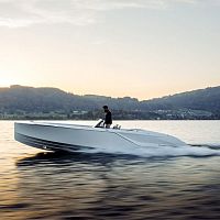 Inboard runabout opencenter console7-person max.