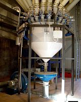 Granules dispensing system for the food industry