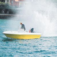 Outboard center console boat 18skisport-fishing5-person max.