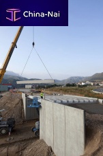 Reinforced concrete retaining wall modularprefabfor bridge construction