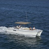 Center console catamaran L90 LXinboarddiesel enginetwin-engine