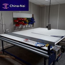 Fabric cutting table with end cutting system