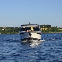 Inboard day cruiser 28 dieselgasolinetwin-engine