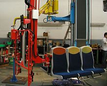 Pneumatic manipulator with gripping toolfor vehiclesfor materials handling