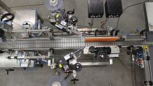 Automatic labelling machine for bottlessidedouble-sided