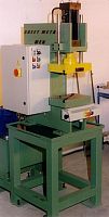 Hydraulic press assemblyC-framewith pressure regulator