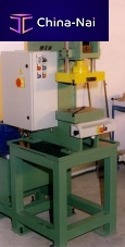 Hydraulic press assemblyC-framewith pressure regulator