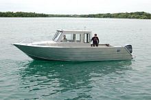 Outboard cabin cruiser 28'hard-topwith enclosed cockpit