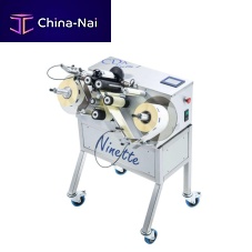 Semi-automatic labeler Ninette 2for chemicalsfor bottlesside