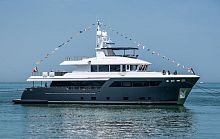 Cruising super-yacht ARCHIPELAGOflybridge