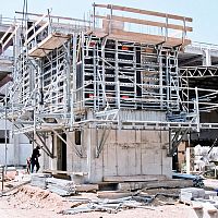 Work platform suspendedfor formwork