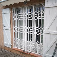 Retractable security grill for doorsfor store frontsaluminum
