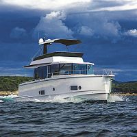 Inboard express cruiser 44twin-engineflybridgecruising