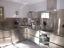 Kitchen base cabinet floor-mounted