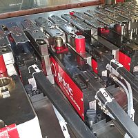 Hydraulic punching head