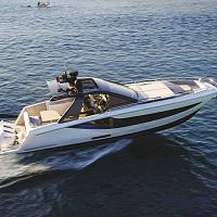 Outboard express cruiser VERVE 42triple-enginestepped hullhard-top