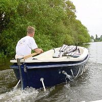 Inboard small boat 550opencenter console7-person max.