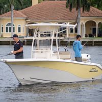 Outboard center console boat 20 HFCfiberglasswith cabinsundeck