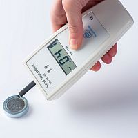 Hand-held gaussmeter digital