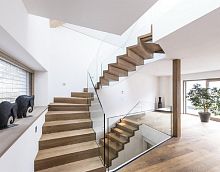 Straight staircase U-WOquarter-turnhelicalwooden step