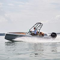 Outboard center console boat 200sport-fishing6-person max.with cabin