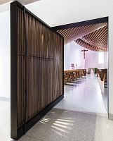 Interior door St. Mary Chapel - USAwalnutsteelpivoting with offset axis