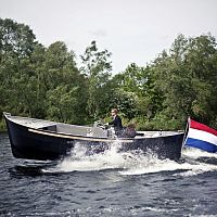 Inboard center console boat S-740stepped hullskifast