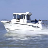 Inboard center console boat OSTREA 700diesel enginewith enclosed cockpitsport-fishing