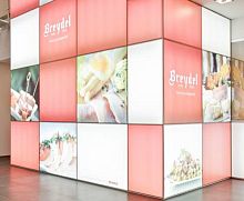 Sliding and stacking partition PUBLIWALLglasscommercialprinted