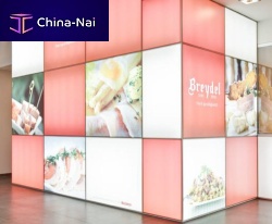 Sliding and stacking partition PUBLIWALLglasscommercialprinted