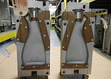 Extrusion blow mold