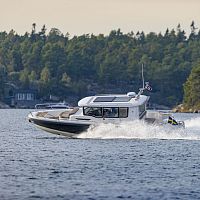 Inboard center console boat Commuter 9outboarddieselwith enclosed cockpit