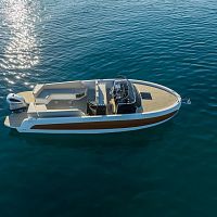 Outboard cabin cruiser 800 CLASSICgasolinetwin-engineplaning hull