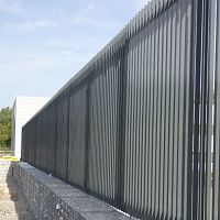 Fence with panels chain linkwith barsfor construction site