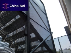 Sheet metal step non-slipmesh