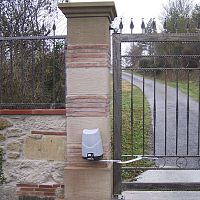 Swing gate automation ARTIKOsolar-powered