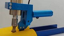 Ultrasonic cutting system bladefor fabricsmanually-controlled