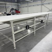 Needle roller cutting table for fabricwith drawersfor fabric padding