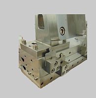Adjustable lip extrusion die multi-layer