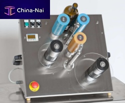 Semi-automatic labeling machine for bottlessidefor the food industry
