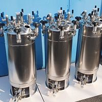 Bioreactor for the pharmaceutical industry photochemical processeswith magnetic stirrershaking