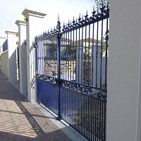 Sliding gate self-supportingpivotingmetal