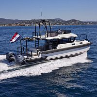 Catamaran express cruiser outboardtwin-engineflybridge